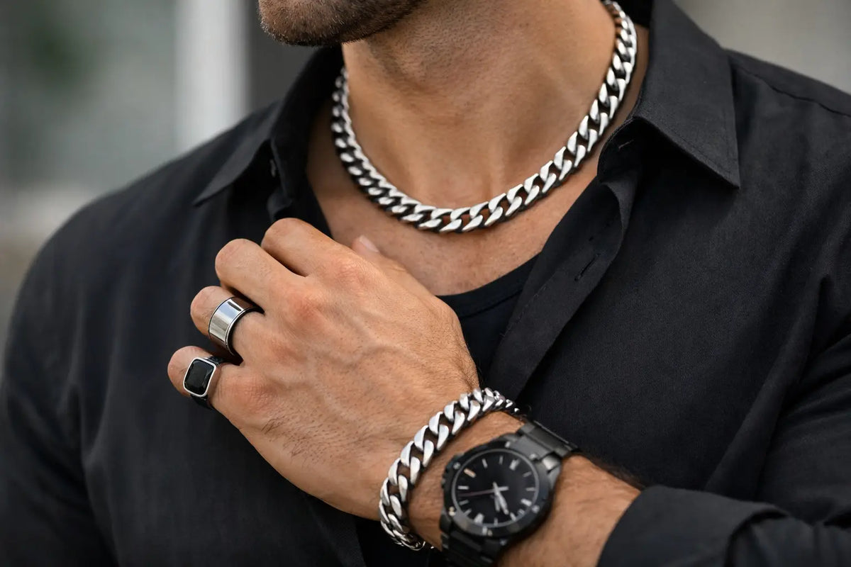 How to Match Chains and Bracelets for a Bold Look
