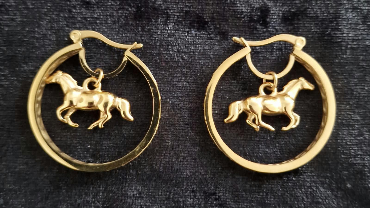 hoop earrings, 3d horse pendant, horse shoe patterned hoop. 18k gold plated. 30mm