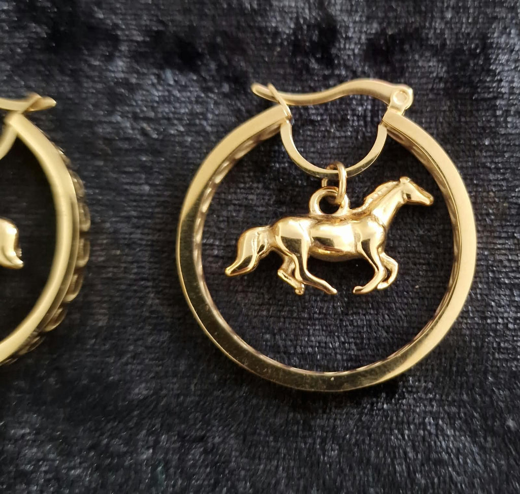hoop earrings, 3d horse pendant, horse shoe patterned hoop. 18k gold plated. 30mm