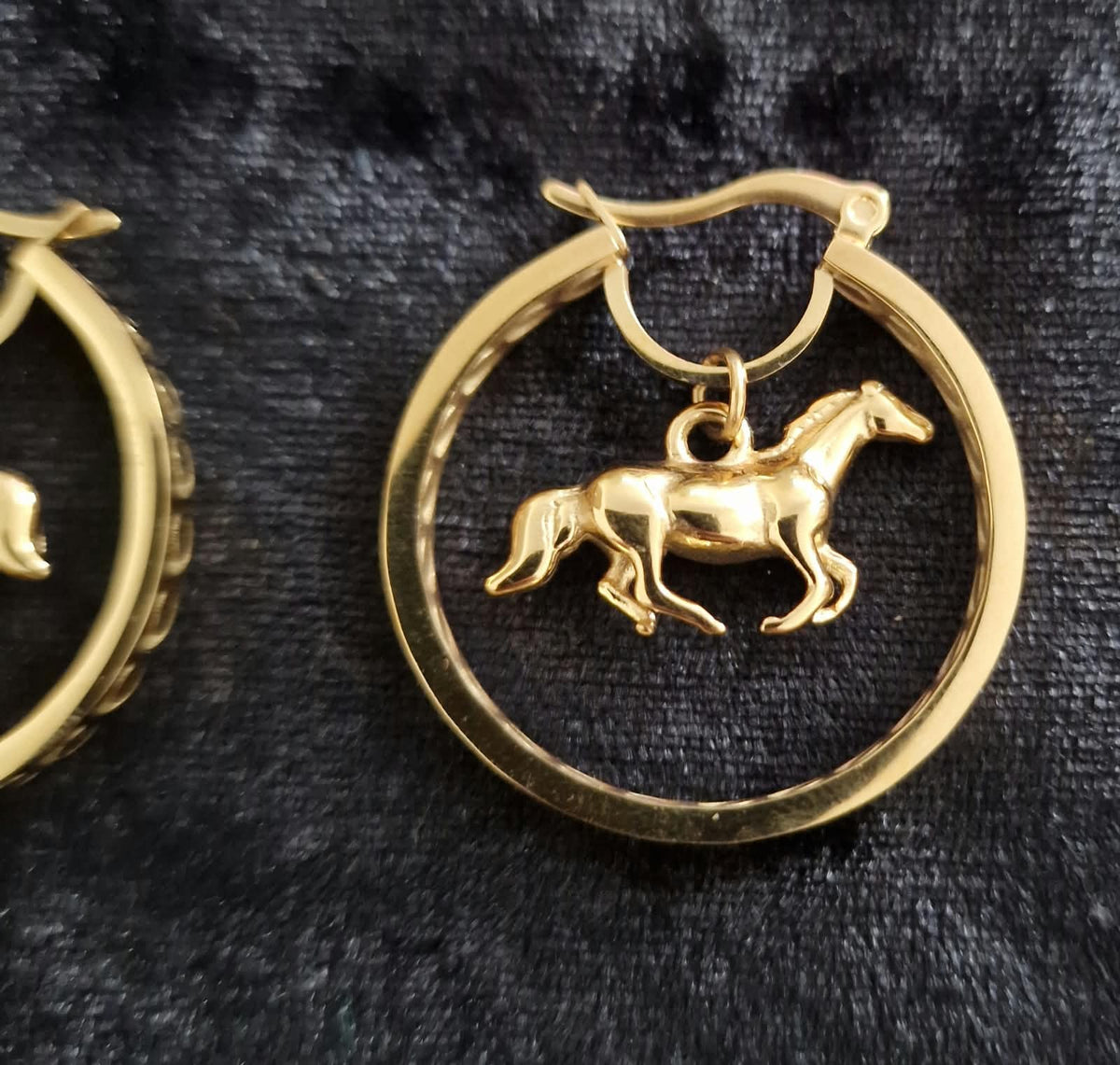 hoop earrings, 3d horse pendant, horse shoe patterned hoop. 18k gold plated. 30mm