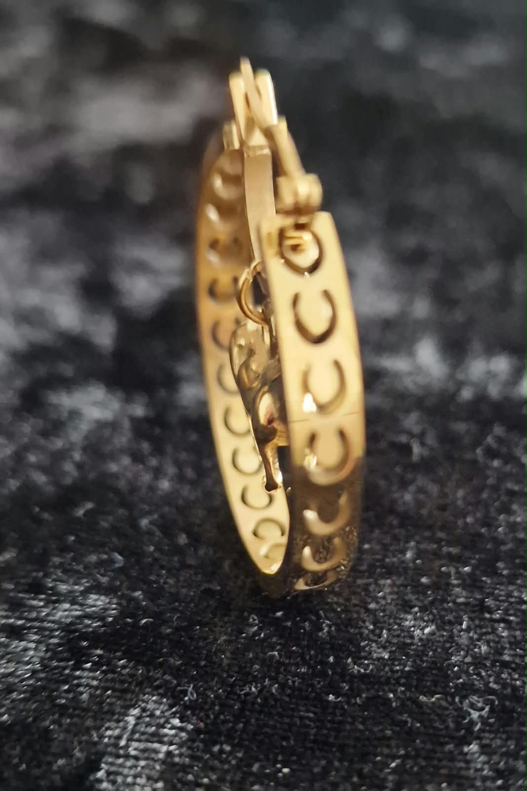 hoop earrings, 3d horse pendant, horse shoe patterned hoop. 18k gold plated. 30mm