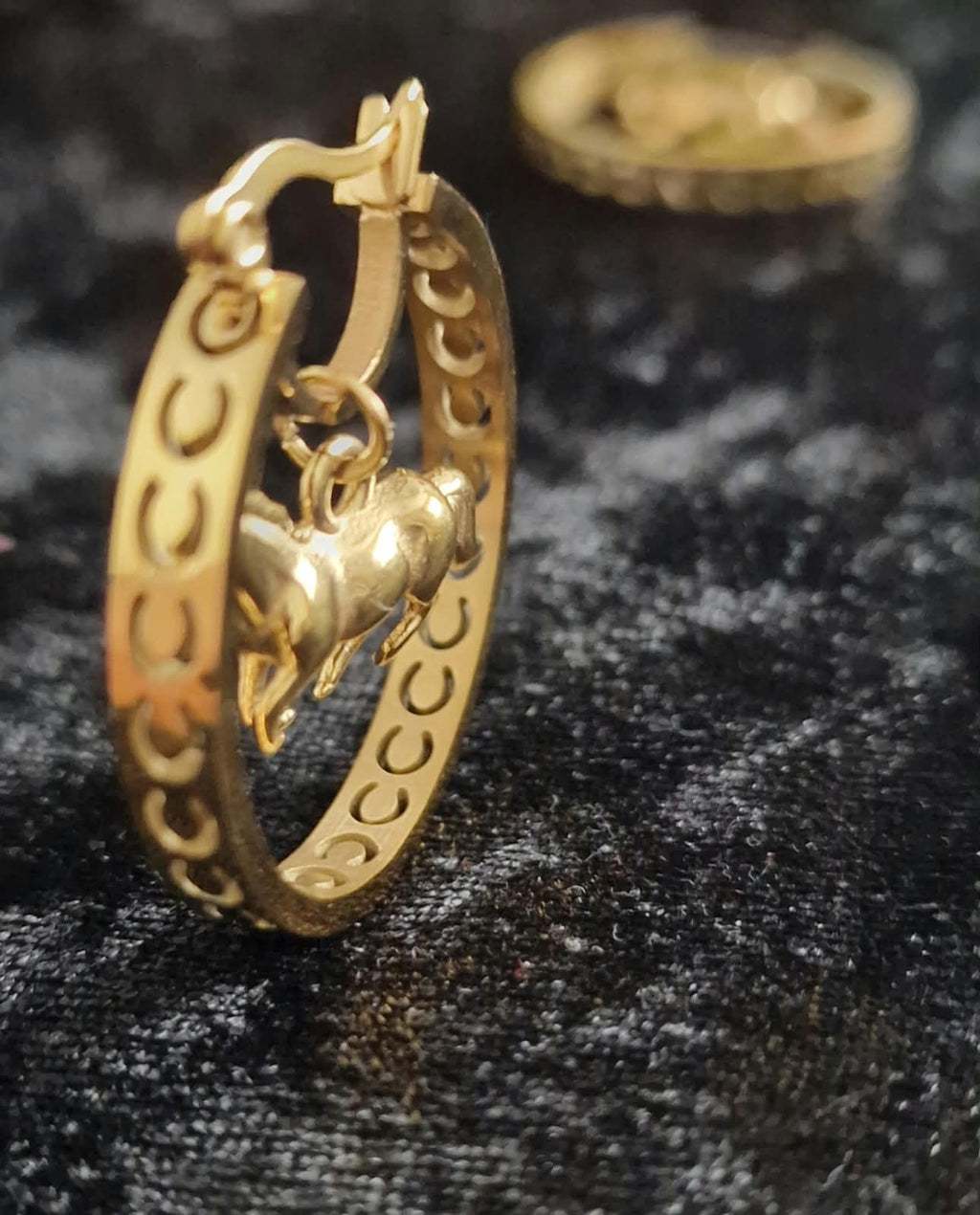 hoop earrings, 3d horse pendant, horse shoe patterned hoop. 18k gold plated. 30mm