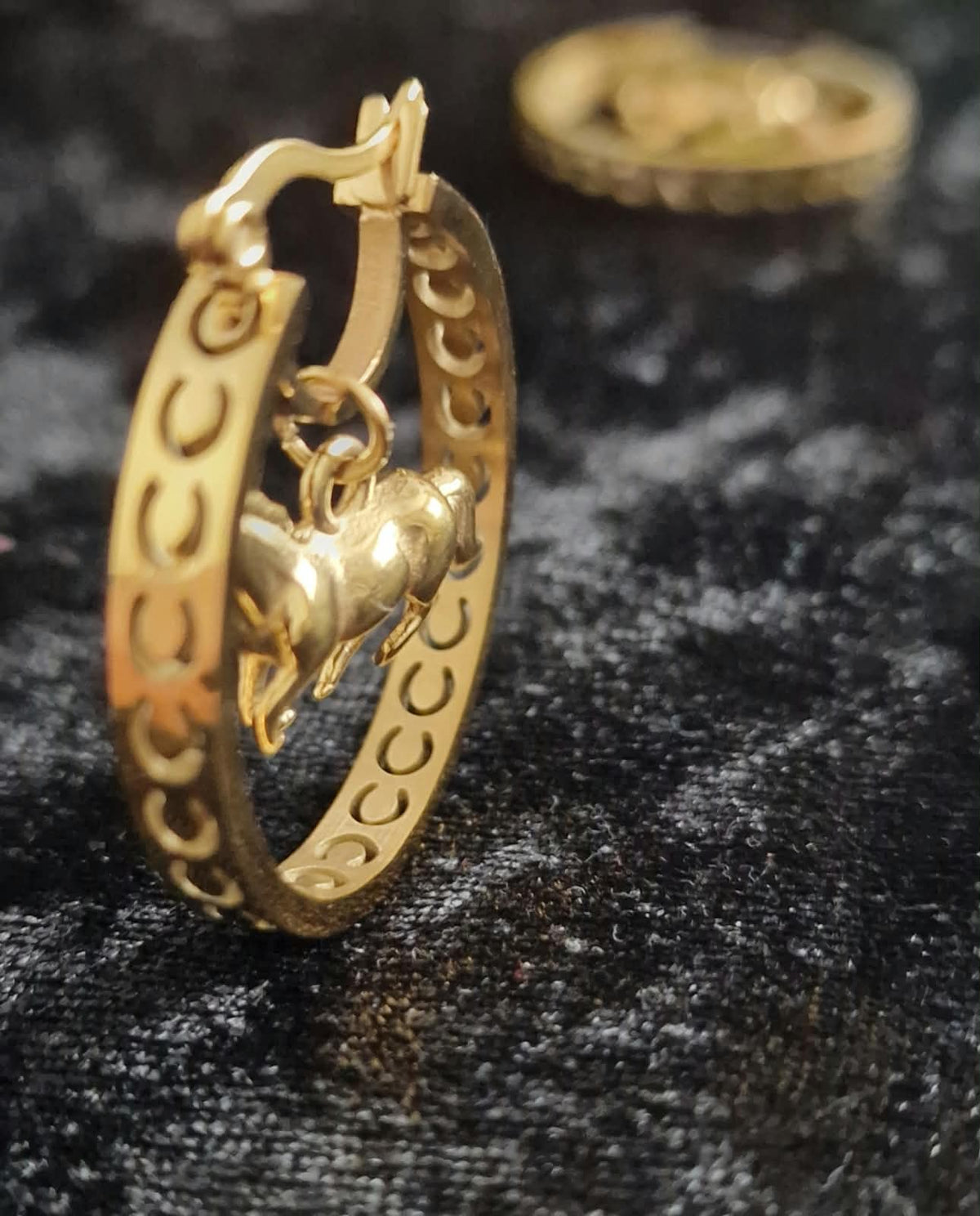 hoop earrings, 3d horse pendant, horse shoe patterned hoop. 18k gold plated. 30mm