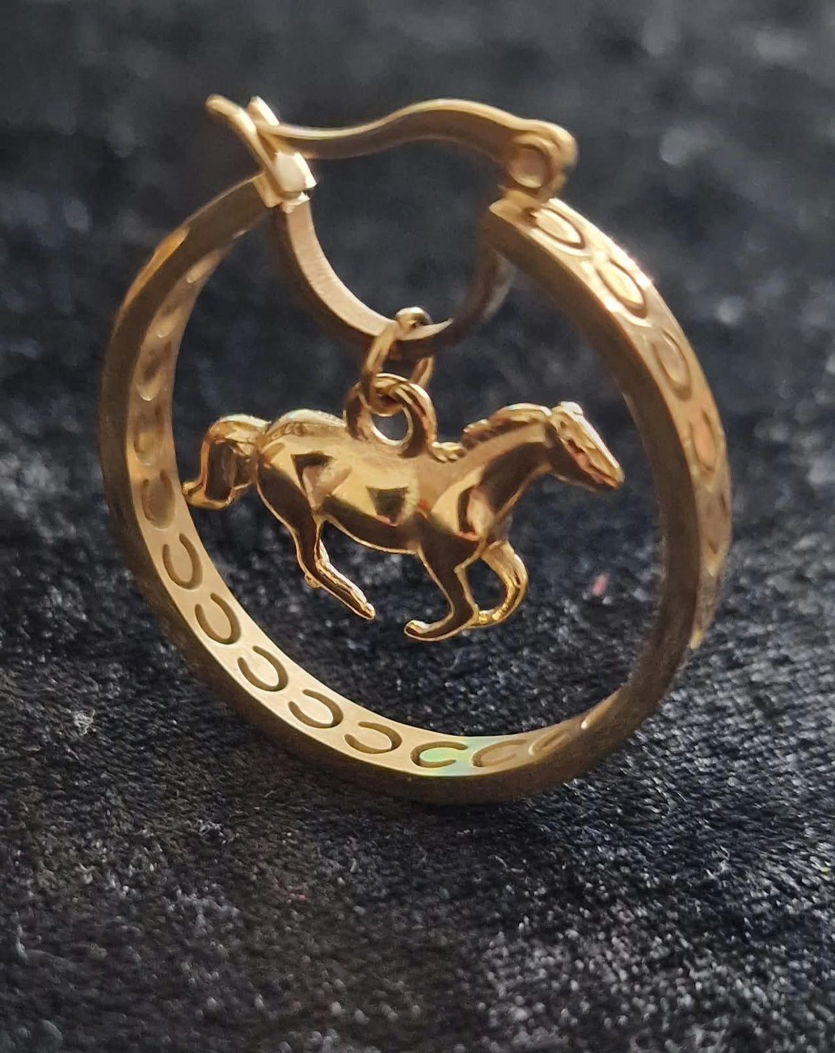 hoop earrings, 3d horse pendant, horse shoe patterned hoop. 18k gold plated. 30mm